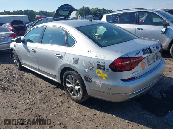 2017 Volkswagen Passat S z VIN 1VWAT7A30HC009964, wystawiony jako IAAI lot #42181146 z przebiegiem 118 855 mil mil oraz . Historia ofert i sprzedaży dostępna na DreamBid. Obrazek 3.
