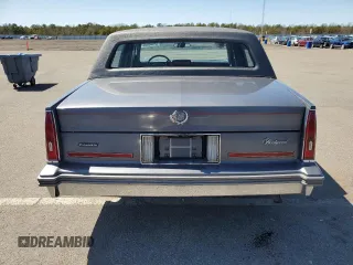 1986 Cadillac DeVille z VIN 1G6CD6984G4341470, wystawiony jako Copart lot #52592805 z przebiegiem 24 359 mil mil oraz Czysty tytuł • Clean title. Historia ofert i sprzedaży dostępna na DreamBid. Obrazek 6.