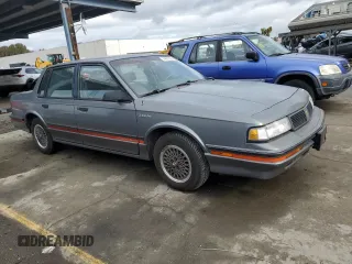 1988 Oldsmobile Cutlass z VIN 2G3AJ5133J2335499, wystawiony jako Copart lot #44587035 z przebiegiem 90 432 mil mil oraz Tytuł czysty. Historia ofert i sprzedaży dostępna na DreamBid. Obrazek 4.