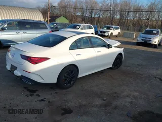 2024 Mercedes-Benz CLA 250 z VIN W1K5J4HB7RN450668, wystawiony jako IAAI lot #41333911 z przebiegiem 10 819 mil mil oraz . Historia ofert i sprzedaży dostępna na DreamBid. Obrazek 4.