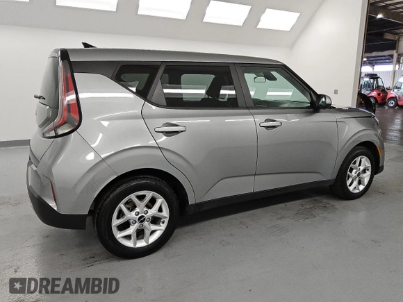 2023 Kia Soul LX with VIN KNDJ23AU0P7869958, listed as a Copart auction lot 55323095 with 61,995 mi miles and Clean Title. Bid and sale history available at DreamBid. Image 3.