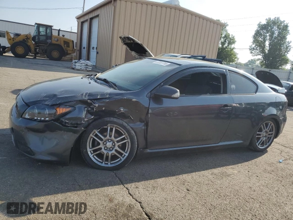 2008 Scion tC Spec z VIN JTKDE167X80254624, wystawiony jako Copart lot #57337755 z przebiegiem 205 339 mil mil oraz Szkoda całkowita • Salvage title. Historia ofert i sprzedaży dostępna na DreamBid. Obrazek 1.