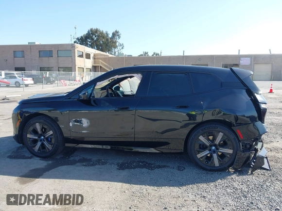 2024 BMW iX xDrive50 z VIN WB523CF08RCP18427, wystawiony jako IAAI lot #42001711 z przebiegiem 15 744 mil mil oraz . Historia ofert i sprzedaży dostępna na DreamBid. Obrazek 14.
