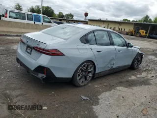 2024 BMW i5 eDrive40 z VIN WBY33FK03RCR20106, wystawiony jako Copart lot #68388554 z przebiegiem Nie podano mil oraz Szkody całkowita. Historia ofert i sprzedaży dostępna na DreamBid. Obrazek 3.