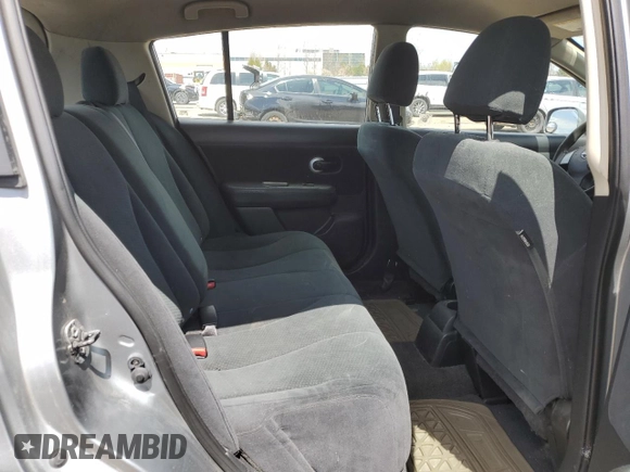 2011 Nissan Versa S z VIN 3N1BC1CP5BL464666, wystawiony jako Copart lot #55729825 z przebiegiem 246 951 mil mil oraz Czysty tytuł • Clean title. Historia ofert i sprzedaży dostępna na DreamBid. Obrazek 10.