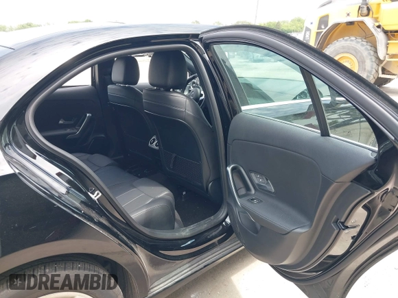 2021 Mercedes-Benz A 220 z VIN W1K3G4FB3MJ278745, wystawiony jako IAAI lot #42386479 z przebiegiem 33 282 mil mil oraz . Historia ofert i sprzedaży dostępna na DreamBid. Obrazek 8.