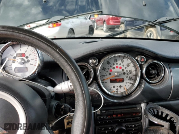 2005 MINI Convertible with VIN WMWRF33485TG11549, listed as a Copart auction lot 87285984 with 58,934 mi miles and Salvage title. Bid and sale history available at DreamBid. Image 9.