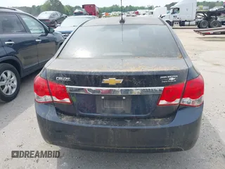 2015 Chevrolet Cruze LS z VIN 1G1PA5SH8F7164276, wystawiony jako IAAI lot #42067080 z przebiegiem 150 369 mil mil oraz . Historia ofert i sprzedaży dostępna na DreamBid. Obrazek 17.