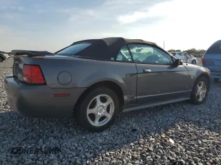 2004 Ford Mustang Deluxe z VIN 1FAFP44674F177195, wystawiony jako Copart lot #65935855 z przebiegiem 928 945 mil mil oraz Czysty tytuł • Clean title. Historia ofert i sprzedaży dostępna na DreamBid. Obrazek 3.