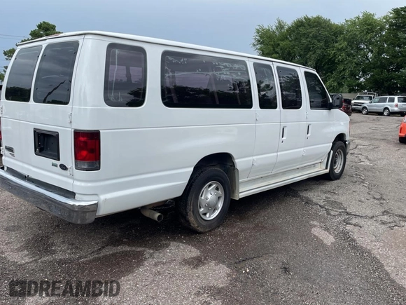 2012 Ford Econoline Passenger XL z VIN 1FBSS3BL1CDA67610, wystawiony jako Copart lot #63864545 z przebiegiem 143 760 mil mil oraz Czysty tytuł • Clean title. Historia ofert i sprzedaży dostępna na DreamBid. Obrazek 4.