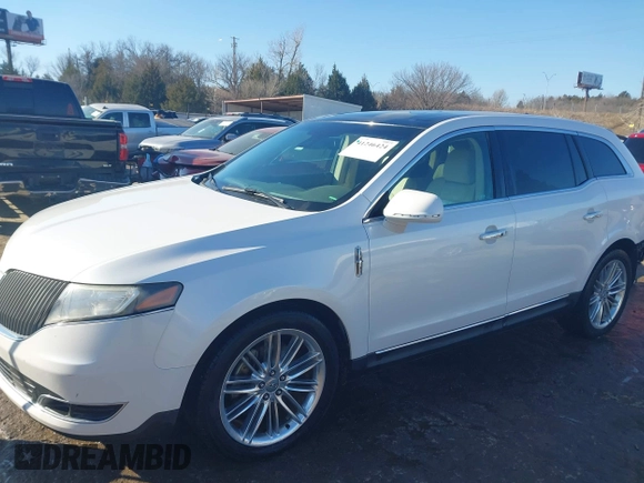 2014 Lincoln MKT EcoBoost z VIN 2LMHJ5AT9EBL52165, wystawiony jako IAAI lot #41246424 z przebiegiem 154 332 mil mil oraz . Historia ofert i sprzedaży dostępna na DreamBid. Obrazek 15.