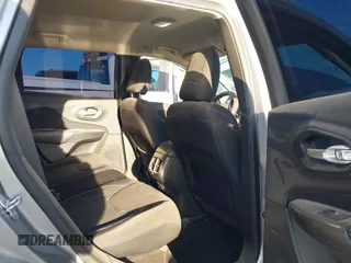2015 Jeep Cherokee Latitude z VIN 1C4PJMCS3FW673872, wystawiony jako IAAI lot #41778031 z przebiegiem 173 845 mil mil oraz . Historia ofert i sprzedaży dostępna na DreamBid. Obrazek 8.