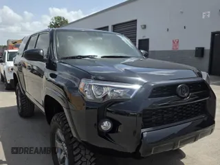 2018 Toyota 4Runner SR5 z VIN JTEBU5JR4J5577833, wystawiony jako Copart lot #61107135 z przebiegiem 82 875 mil mil oraz Czysty tytuł • Clean title. Historia ofert i sprzedaży dostępna na DreamBid. Obrazek 1.