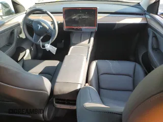 2024 Tesla Model Y z VIN 7SAYGDED2RF114150, wystawiony jako Copart lot #54754585 z przebiegiem 7 924 mil mil oraz Szkoda całkowita • Salvage title. Historia ofert i sprzedaży dostępna na DreamBid. Obrazek 8.