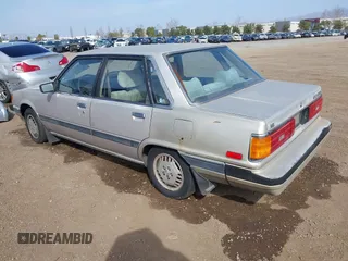 1985 Toyota Camry z VIN JT2SV16E9F0351378, wystawiony jako IAAI lot #41605627 z przebiegiem 192 476 mil mil oraz . Historia ofert i sprzedaży dostępna na DreamBid. Obrazek 3.
