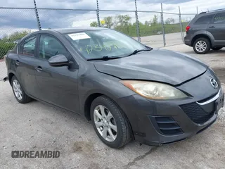 2010 Mazda 3 i Sport z VIN JM1BL1SF1A1142750, wystawiony jako IAAI lot #42342468 z przebiegiem 120 857 mil mil oraz . Historia ofert i sprzedaży dostępna na DreamBid. Obrazek 1.