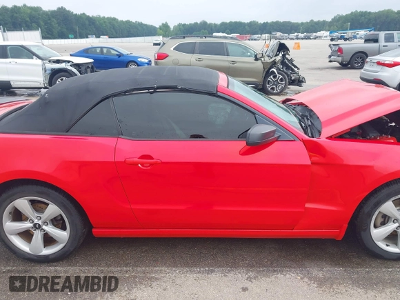 2013 Ford Mustang V6 z VIN 1ZVBP8EM4D5221864, wystawiony jako IAAI lot #42525497 z przebiegiem 130 482 mil mil oraz . Historia ofert i sprzedaży dostępna na DreamBid. Obrazek 14.