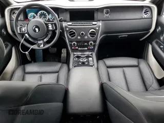 2021 Rolls-Royce Cullinan z VIN SLATV4C0XMU206479, wystawiony jako Copart lot #79633803 z przebiegiem 12 056 mil mil oraz Czysty tytuł • Clean title. Historia ofert i sprzedaży dostępna na DreamBid. Obrazek 8.