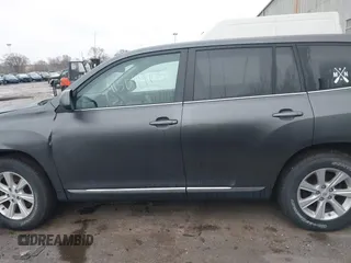 2011 Toyota Highlander z VIN 5TDBK3EHXBS080409, wystawiony jako IAAI lot #41509905 z przebiegiem 201 620 mil mil oraz . Historia ofert i sprzedaży dostępna na DreamBid. Obrazek 14.
