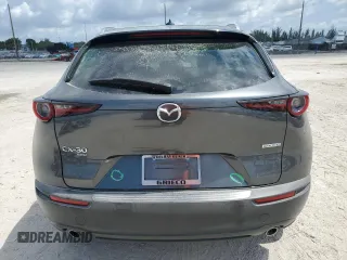 2024 Mazda CX-30 S Premium z VIN 3MVDMBDM4RM615609, wystawiony jako Copart lot #57761055 z przebiegiem 20 721 mil mil oraz Szkoda całkowita • Salvage title. Historia ofert i sprzedaży dostępna na DreamBid. Obrazek 6.
