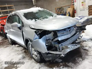 2020 Chevrolet Trax LS z VIN 3GNCJKSB4LL338360, wystawiony jako IAAI lot #41599496 z przebiegiem 67 695 mil mil oraz . Historia ofert i sprzedaży dostępna na DreamBid. Obrazek 1.