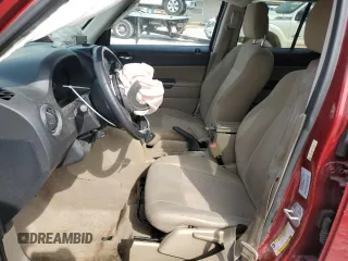 2015 Jeep Patriot Latitude z VIN 1C4NJRFB8FD207205, wystawiony jako Copart lot #58723655 z przebiegiem 181 649 mil mil oraz Szkoda całkowita • Salvage title. Historia ofert i sprzedaży dostępna na DreamBid. Obrazek 7.