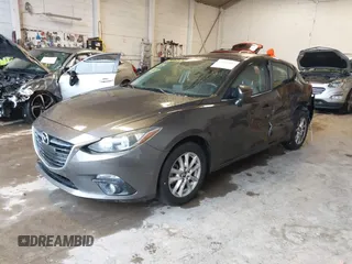 2015 Mazda 3 i Grand Touring z VIN JM1BM1M70F1222597, wystawiony jako IAAI lot #41960987 z przebiegiem 40 841 mil mil oraz . Historia ofert i sprzedaży dostępna na DreamBid. Obrazek 2.