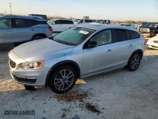2016 Volvo V60 Cross Country T5 with VIN YV4612HK0G1003412, listed as a Copart auction lot 77974704 with 0 mi miles and Salvage Title. Bid and sale history available at carsss.com. Image 1.