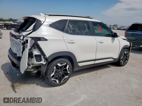 2024 Kia Seltos SX z VIN KNDETCA77R7492881, wystawiony jako Copart lot #56945705 z przebiegiem 22 866 mil mil oraz Szkoda całkowita • Salvage title. Historia ofert i sprzedaży dostępna na DreamBid. Obrazek 3.
