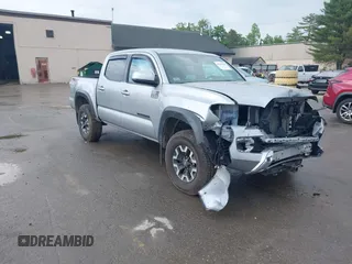 2022 Toyota Tacoma SR z VIN 3TMCZ5AN3NM468481, wystawiony jako IAAI lot #42346462 z przebiegiem 59 339 mil mil oraz . Historia ofert i sprzedaży dostępna na DreamBid. Obrazek 1.