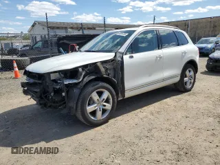 2013 Volkswagen Touareg Exec z VIN WVGEF9BP4DD011631, wystawiony jako Copart lot #49384705 z przebiegiem 150 185 mil mil oraz Szkody całkowita. Historia ofert i sprzedaży dostępna na DreamBid. Obrazek 1.