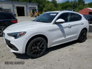 2020 Alfa Romeo Stelvio Ti z VIN ZASPAKBN7L7C75903, wystawiony jako Copart lot #55805794 z przebiegiem 56 724 mil mil oraz Nie do naprawy. Historia ofert i sprzedaży dostępna na DreamBid. Obrazek 1.