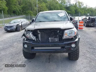 2007 Toyota Tacoma PreRunner z VIN 5TEJU62NX7Z338052, wystawiony jako IAAI lot #42204246 z przebiegiem 202 296 mil mil oraz . Historia ofert i sprzedaży dostępna na DreamBid. Obrazek 6.