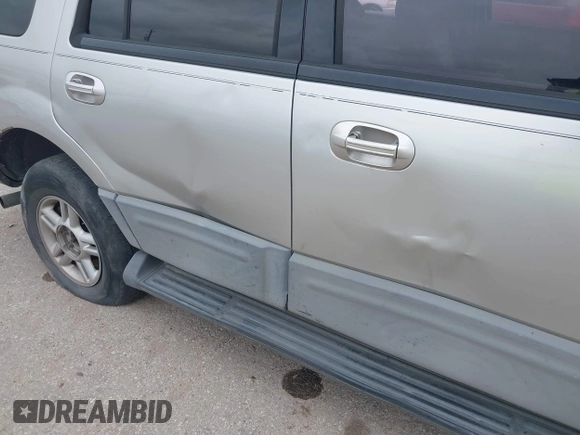 2004 Ford Expedition Special Service with VIN 1FMRU15W74LB37497, listed as a IAAI auction lot 41767762 with 271,767 mi miles. Bid and sale history available at carsss.com. Image 6.
