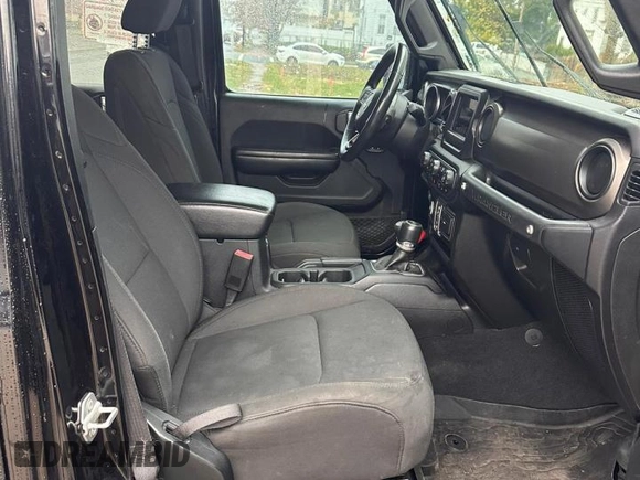 2018 Jeep Wrangler Unlimited Sport with VIN 1C4HJXDG8JW166409, listed as a Copart auction lot 71764992 with 33,521 mi miles and . Bid and sale history available at DreamBid. Image 5.