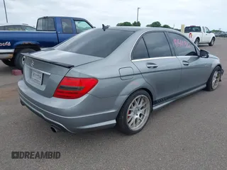 2013 Mercedes-Benz C 300 Sport с VIN WDDGF8AB1DR256425, выставлен на аукционе IAAI как лот 42560342 с пробегом 119 440 миль миль и . История ставок и продаж доступна на DreamBid. Изображение 4.