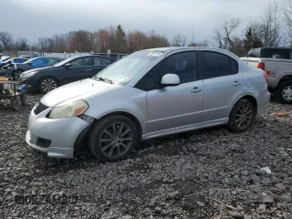 2008 Suzuki SX4 Convenience z VIN JS2YC415X85100297, wystawiony jako Copart lot #50562175 z przebiegiem 156 067 mil mil oraz Szkoda całkowita • Salvage title. Historia ofert i sprzedaży dostępna na DreamBid. Obrazek 1.