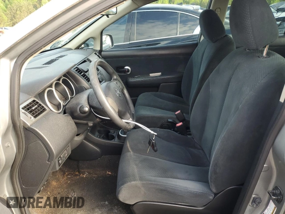 2010 Nissan Versa S z VIN 3N1BC1AP2AL451326, wystawiony jako Copart lot #54434045 z przebiegiem 117 080 mil mil oraz Szkoda całkowita • Salvage title. Historia ofert i sprzedaży dostępna na DreamBid. Obrazek 7.