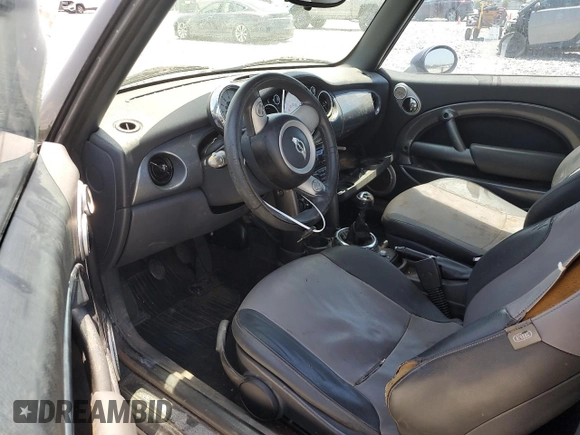2005 MINI Convertible z VIN WMWRF33435TF61157, wystawiony jako Copart lot #54304905 z przebiegiem Nie podano mil oraz Szkoda całkowita • Salvage title. Historia ofert i sprzedaży dostępna na DreamBid. Obrazek 8.