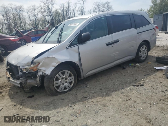 2013 Honda Odyssey LX z VIN 5FNRL5H28DB085114, wystawiony jako Copart lot #52942495 z przebiegiem 158 191 mil mil oraz Szkoda całkowita • Salvage title. Historia ofert i sprzedaży dostępna na DreamBid. Obrazek 1.
