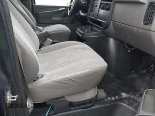 2006 Chevrolet Express Passenger z VIN 1GAHG35U361153432, wystawiony jako IAAI lot #41593860 z przebiegiem 160 774 mil mil oraz . Historia ofert i sprzedaży dostępna na DreamBid. Obrazek 5.