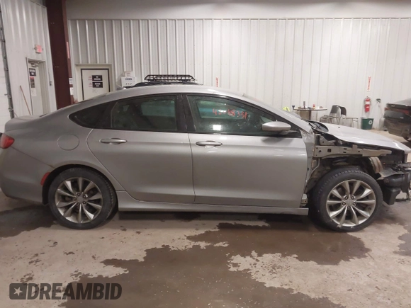 2015 Chrysler 200 S with VIN 1C3CCCDG0FN522916, listed as a IAAI auction lot 42048331 with 202,116 mi miles and . Bid and sale history available at carsss.com. Image 13.