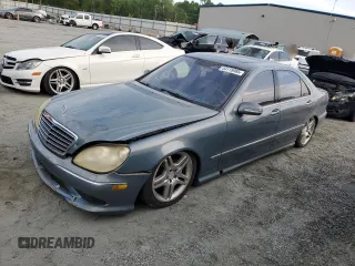 2006 Mercedes-Benz S 500 z VIN WDBNG75J06A462457, wystawiony jako Copart lot #53115985 z przebiegiem Nie podano mil oraz Szkody całkowita. Historia ofert i sprzedaży dostępna na DreamBid. Obrazek 1.