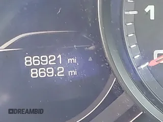 2019 Porsche Cayenne z VIN WP1AA2AY6KDA01777, wystawiony jako IAAI lot #42340596 z przebiegiem 86 921 mil mil oraz . Historia ofert i sprzedaży dostępna na DreamBid. Obrazek 16.
