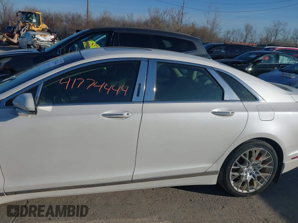 2016 Lincoln MKZ z VIN 3LN6L2JK8GR624664, wystawiony jako IAAI lot #41774444 z przebiegiem 106 695 mil mil oraz . Historia ofert i sprzedaży dostępna na DreamBid. Obrazek 14.