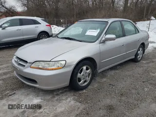 1998 Honda Accord EX z VIN 1HGCG5556WA207104, wystawiony jako IAAI lot #41444523 z przebiegiem 284 755 mil mil oraz . Historia ofert i sprzedaży dostępna na DreamBid. Obrazek 2.