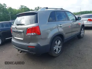 2013 Kia Sorento EX z VIN 5XYKUDA65DG413913, wystawiony jako IAAI lot #42256920 z przebiegiem 115 829 mil mil oraz . Historia ofert i sprzedaży dostępna na DreamBid. Obrazek 4.