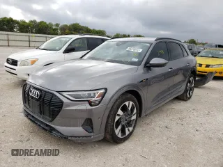 2021 Audi e-tron Premium z VIN WA1AAAGE4MB031782, wystawiony jako Copart lot #65578012 z przebiegiem 21 981 mil mil oraz . Historia ofert i sprzedaży dostępna na DreamBid. Obrazek 2.