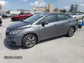 2022 Nissan Versa SV z VIN 3N1CN8EV3NL865981, wystawiony jako Copart lot #54922335 z przebiegiem 2 938 mil mil oraz Czysty tytuł • Clean title. Historia ofert i sprzedaży dostępna na DreamBid. Obrazek 1.