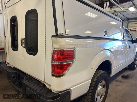 2009 Ford F-150 XL z VIN 1FTPF14V59KA70992, wystawiony jako IAAI lot #42737715 z przebiegiem 257 210 mil mil oraz . Historia ofert i sprzedaży dostępna na DreamBid. Obrazek 34.